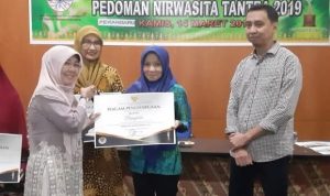 Kepala Bidang Tata Lingkungan, Rafiani saat menerima Piagam Penghargaan Nirwasita Tantra Award