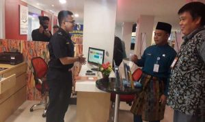 Koordinator Bidang Niaga, Mulyadi Muchtar bresama Kepala DPMPTSP Kota Pekanbaru, M Jamil