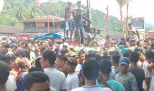 Massa amuk seorang debt collector di Agam, Sumbar, Sabtu, 30 Maret 2019.
