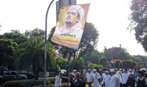 Massa apel 313 berjalan ke KPU.