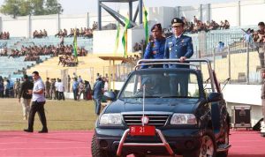 Mendagri Tjahjo Kumolo saat melaksanakan pemeriksaan barisan pada acara Hut Damkar ke 100, Satpol PP ke 69 danSatlinmas ke 57 Tingkat Nasional Tahun 2019 di Stadion Kaharuddin Nasution.