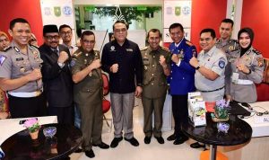 Menpan RB, Syafruddin foto bersama Gubri, Wagubri, Wali Kota Pekanbaru saat peninjauan pelayanan di MPP Pekanbaru.