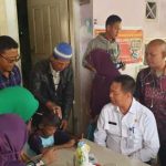 Plt Kadis Kesehatan Kota Pekanbaru, Indra Pomi Nasution saat mengunjungi Rumah Nenek Angga Maulana yang menderita Pembengkakan Jantung.