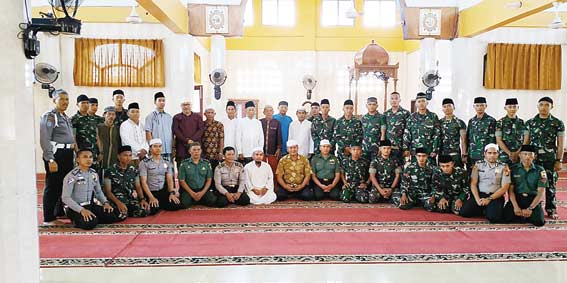 Sejumlah personel Polres Kampar dan Yonif 132