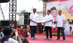Sekretaris Jenderal Kemendikbud, Didik Suhardi, Memberikan Dana Bantuan Sebesar Rp.401,5 M kepada Pemerintah Kota Pekanbaru yang diterima langsung Wali Kora Pekanbaru, Firdaus disaksikan oleh Gubernur Riau.