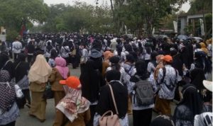 Seribuan guru di Pekanbaru demo di depan kantor walikota Pekanbaru beberapa waktu lalu. Mereka menuntut tunjangan profesi.