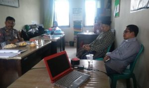 Ustaz Supriyanto saat ditangkap di Polsek terkait kasus kampanye hitam.