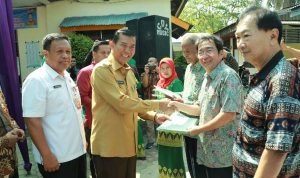 Wali Kota Pekanbaru, Dr H Firdaus ST MT saat menyerahkan sertifikat Konsolidasi Tanah (KT) trase IV kepada warga di Kelurahan Muara Fajar Timur, Rumbai