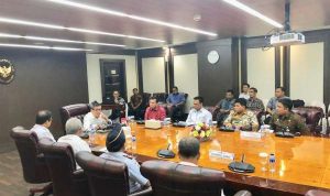 Walikota Pekanbaru, DR.H. Firdaus, ST.MT didampingi Kepala Dinas Penanaman Modal dan Pelayanan Terpadu Satu Pintu