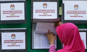Warga melakukan pengecekan Daftar Pemilih Tetap (DPT) Pemilu 2019 dan Pilpres 2019.