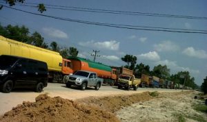 truk-cpo-membuat-jalan-di-riau-rusak