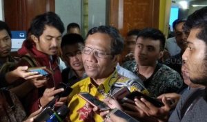 Eks Ketua MK Mahfud MD usai menghadiri launching buku di kawasan Jaksel.