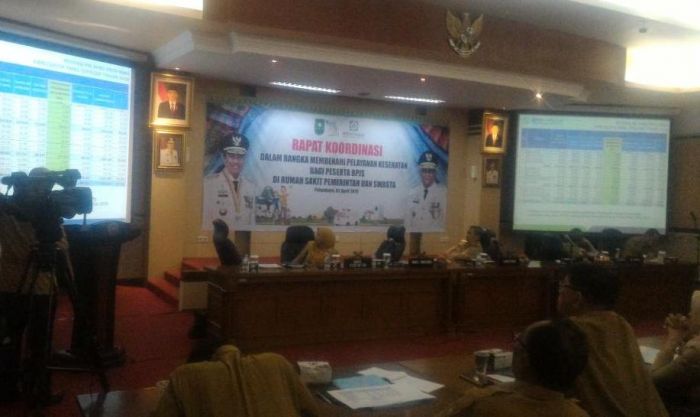 Gubri Syamsuar dan Kepala Dinas Kesehatan sedang mendengarkan paparan dari BPJS.