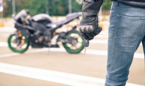 Ilustrasi begal menggunakan sepeda motor.