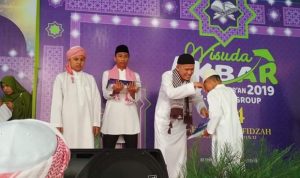 Ketua Dewan Pembina Yayasan Sinar Mulya Sejahtera Mulyadi Syamsuar, saat menyerahkan sertifikat kelulusan kepada salah seorang wisudawan.