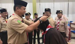 Ketua Pramuka Kwarcab Pekanbaru, Azharisman Rozie memasankan topi pada salah seorang peserta Rakercab dan Sidang Paripurna Cabang Pramuka Kwarcab Pekanbaru.