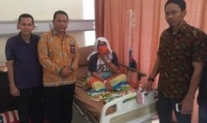 Komisioner Bawaslu Riau, Neil Antariksa saat menjenguk pengawas pemilu yang dirawat di Rumah Sakit.