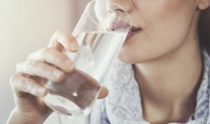 Minum air saat perut kosong memberi banyak manfaat bagi tubuh.