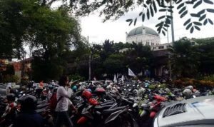 Sepeda motor terparkir di kawasan Menteng, Jakarta