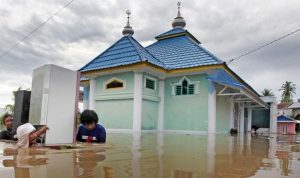 Warga mengevakuasi perabotan rumah tangga saat banjir