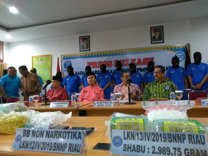 gubri-dan-kepala-bnnp-ekspos-70-kg-sabu-dan-ribuan-ekstasi