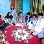 Calon wakil presiden nomor urut 02, Sandiaga Salahudin Uno, takziah ke rumah duka salah seorang Petugas TPS yang meninggal dunia di jalan Bunga Tanjung, kelurahan Delima, kecamatan Tampan, Pekanbaru.
