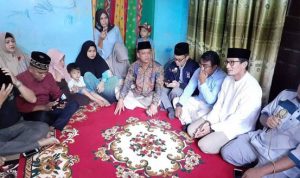 Calon wakil presiden nomor urut 02, Sandiaga Salahudin Uno, takziah ke rumah duka salah seorang Petugas TPS yang meninggal dunia di jalan Bunga Tanjung, kelurahan Delima, kecamatan Tampan, Pekanbaru.