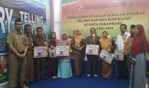 Foto bersama dengan pemenang lomba.