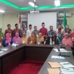 Foto bersama peserta workshop dan Ketua YLPI Riau.