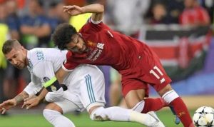 Insiden Sergio Ramos menjatuhkan Mohamed Salah di final Liga Champions 2017