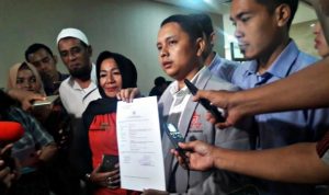 Kuasa hukum Kivlan Zen menunjukkan surat laporan yang telah diterima oleh Bareskrim Polri.