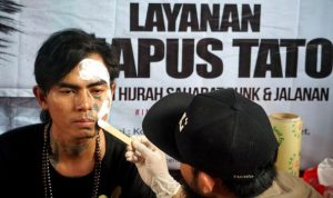 Sejumlah anak jalanan memanfaatkan layanan hapus tato