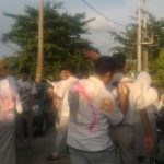 Usai dinyatakan lulus, pelajar SMAN 5 tampak saling mencoret baju. Sebelumnya,