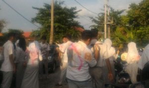 Usai dinyatakan lulus, pelajar SMAN 5 tampak saling mencoret baju. Sebelumnya,