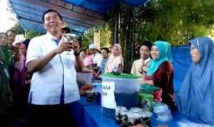 Wali Kota Pekanbaru, Firdaus saat meninjau Pasar Ramadhan tahun lalu.