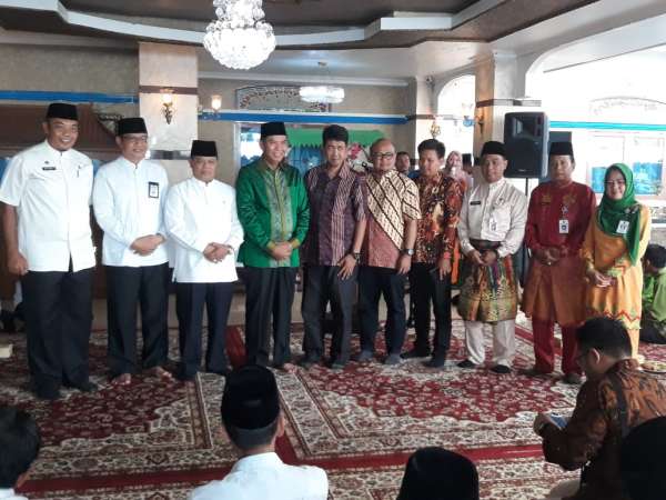Walikota Pekanbaru, DR H Firdaus, ST.MT foto bersama usai melantik pengurus Koperasi Syariah.