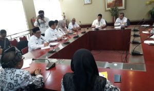 belasan-guru-provinsi-temui-gubri-sampaikan-lima-tuntutan