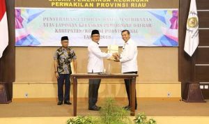 md-31663-Penyerahan-Laporan-Hasil-Pemeriksaan-(LHP)-dari-Ketua-BPK-Perwakilan-Riau-kepada-Wali-Kota-Pekanbaru.