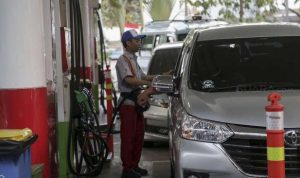 85398-suasana-pengisian-bahan-bakar-minyak-bmm-di-spbu-abdul-muis