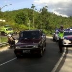98990906939-Satlantas-membantu-mengatur-lalu-lintas-di-Jalan-Riau-Sumbar-Photo-Haloriau