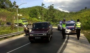 98990906939-Satlantas-membantu-mengatur-lalu-lintas-di-Jalan-Riau-Sumbar-Photo-Haloriau