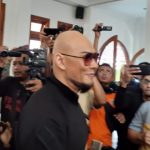 Deddy Corbuzier tiba di Masjid Al Mbejaji, Pondok Pesantren Ora Aji Yogyakarta.