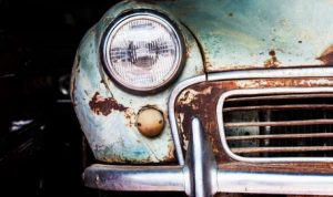 Ilustrasi mobil tua yang mulai berkarat