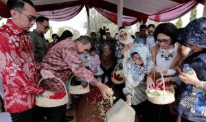 Susilo Bambang Yudhoyono bersama keluarga besar Sarwo Edhie berziarah ke makam Ani Yudhoyono.