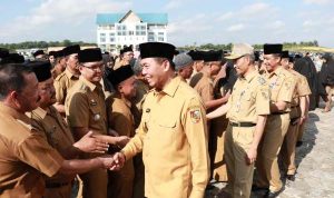 Wali Kota Pekanbaru, Firdaus bersilaturahmi dengan para ASN usai Apel Perdana di Halaman Kantor Wali Kota Tenayan Raya.