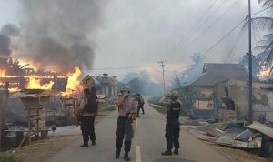sekelompok-pemuda-bakar-rumah-warga