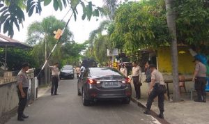 Lokasi kejadian baku tembak. Tampak pihak kepolisian berjaga-jaga.
