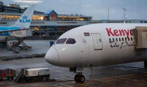 Mayat pria yang jatuh dari pesawat Kenya Airways ditemukan dekat Bandara Heathrow.