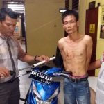 Pelaku begal bersamurai diamankan di kantor polisi.