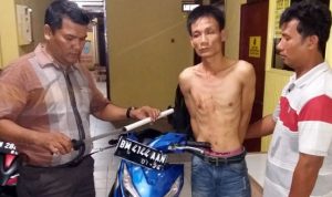 Pelaku begal bersamurai diamankan di kantor polisi.